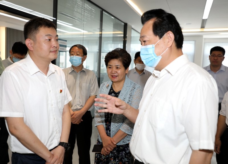 山东省济南市人大常委会主任、党组书记殷鲁谦来历下区调研人大代表网格化履职工作