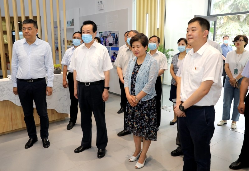 山东省济南市人大常委会主任、党组书记殷鲁谦来历下区调研人大代表网格化履职工作