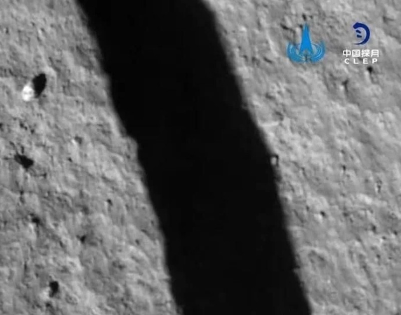 嫦娥五号探测器实施动力下降并成功着陆将在预选区域开展月面采样工作